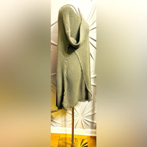 EUC Free People SZ M army green V-neck sweater with frayed edges, bust 46”-56” - Picture 5 of 9